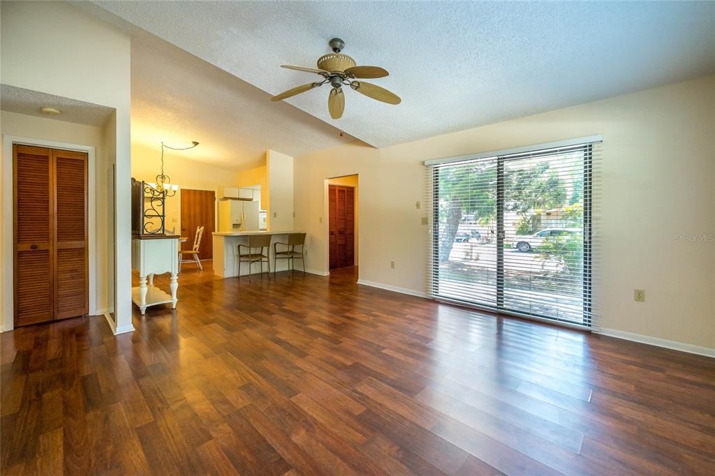 Recently Sold: $275,000 (2 beds, 2 baths, 1089 Square Feet)