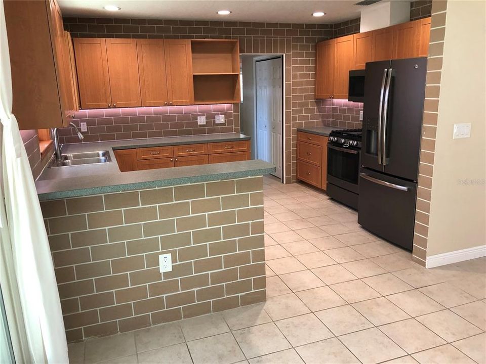 Recently Rented: $2,700 (3 beds, 2 baths, 1690 Square Feet)