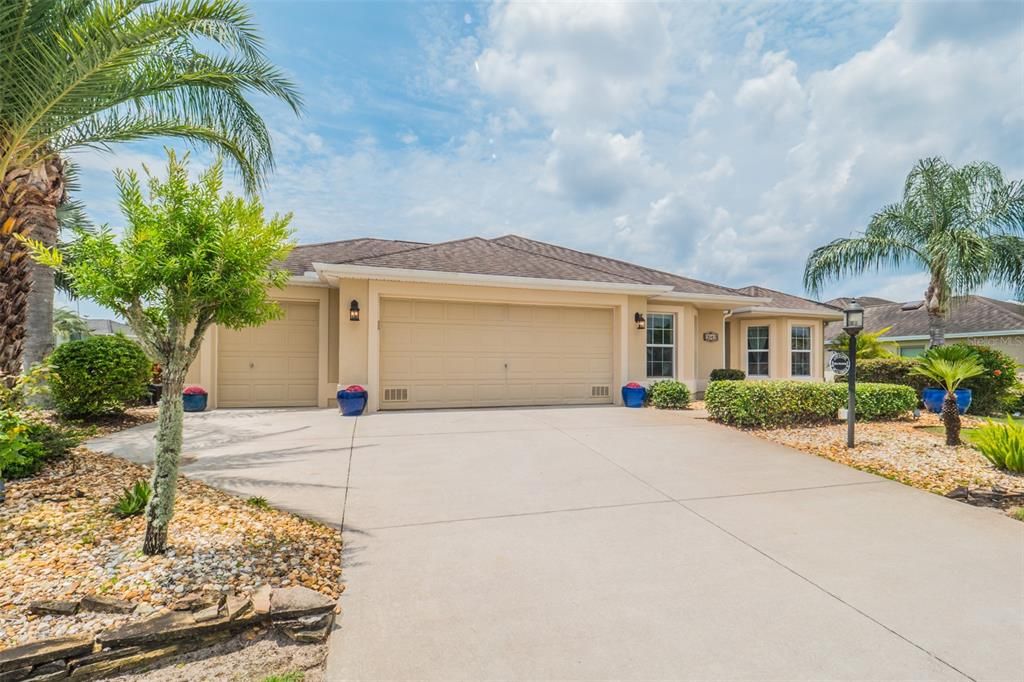 Recently Sold: $430,000 (3 beds, 2 baths, 1736 Square Feet)