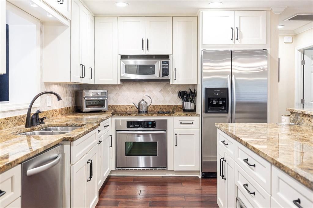 Fabulous Updated Gourmet Kitchen, complete with Serving Island, Great for Entertaining!