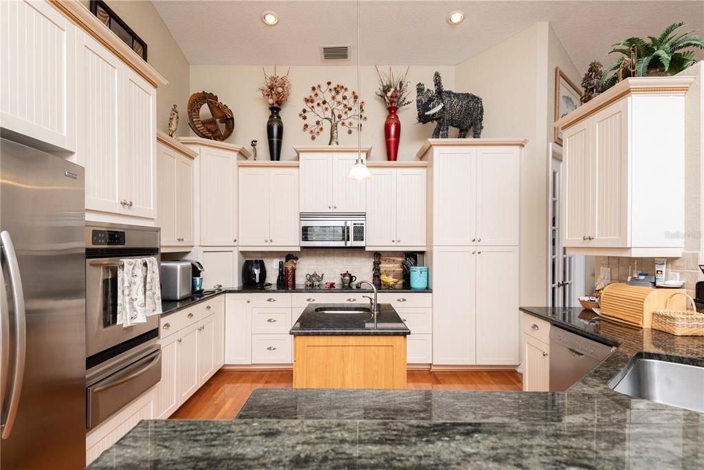 Recently Sold: $949,000 (4 beds, 2 baths, 3157 Square Feet)