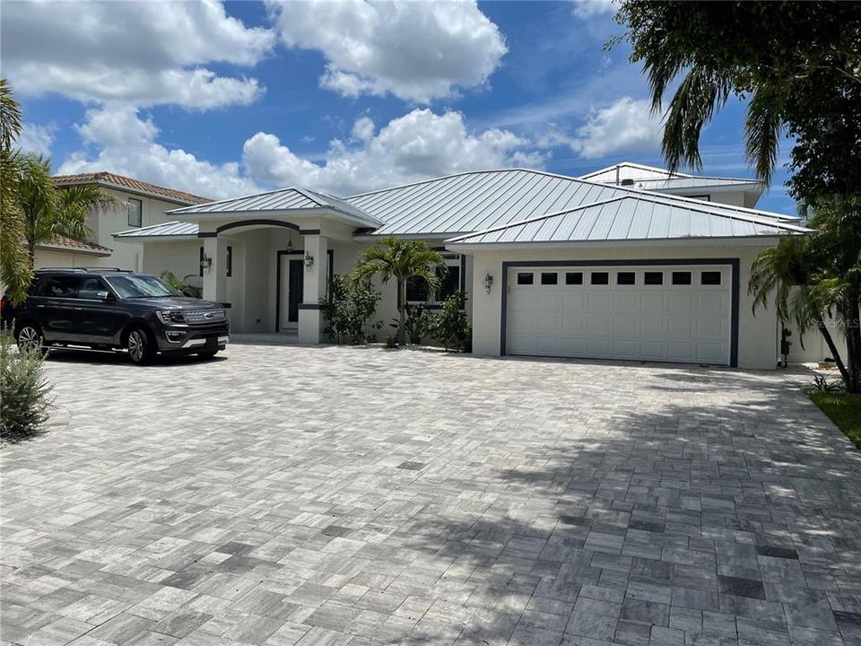 Recently Sold: $1,950,000 (4 beds, 3 baths, 3685 Square Feet)