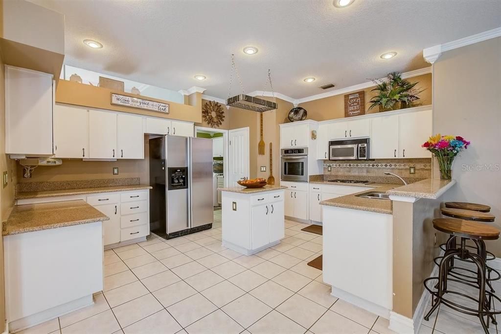 Amazing Kitchen! With Gas Stove Top and Wall-Oven!