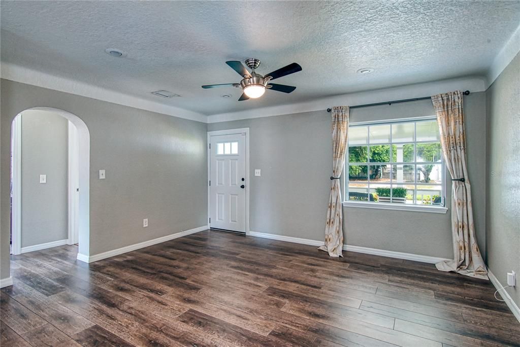 Recently Sold: $450,000 (3 beds, 2 baths, 1524 Square Feet)