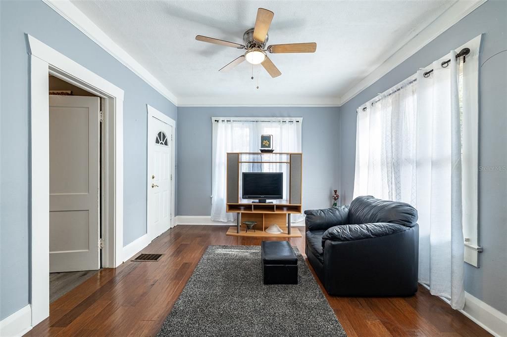 Recently Sold: $330,000 (3 beds, 1 baths, 1276 Square Feet)