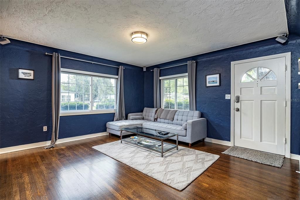 Recently Sold: $365,000 (2 beds, 1 baths, 984 Square Feet)
