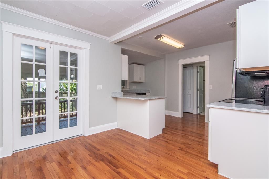 Recently Sold: $295,000 (3 beds, 1 baths, 1079 Square Feet)