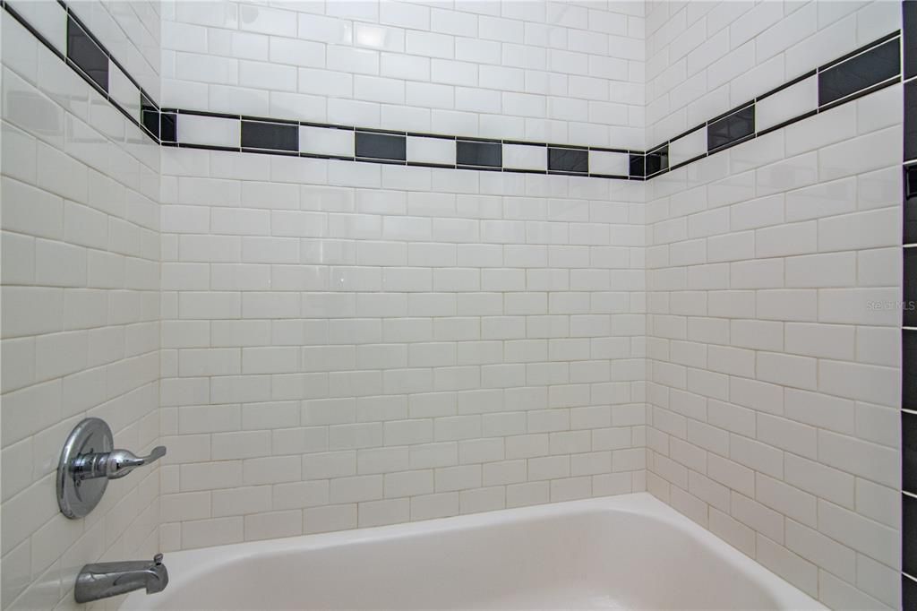 最近售出: $295,000 (3 贝兹, 1 浴室, 1079 平方英尺)