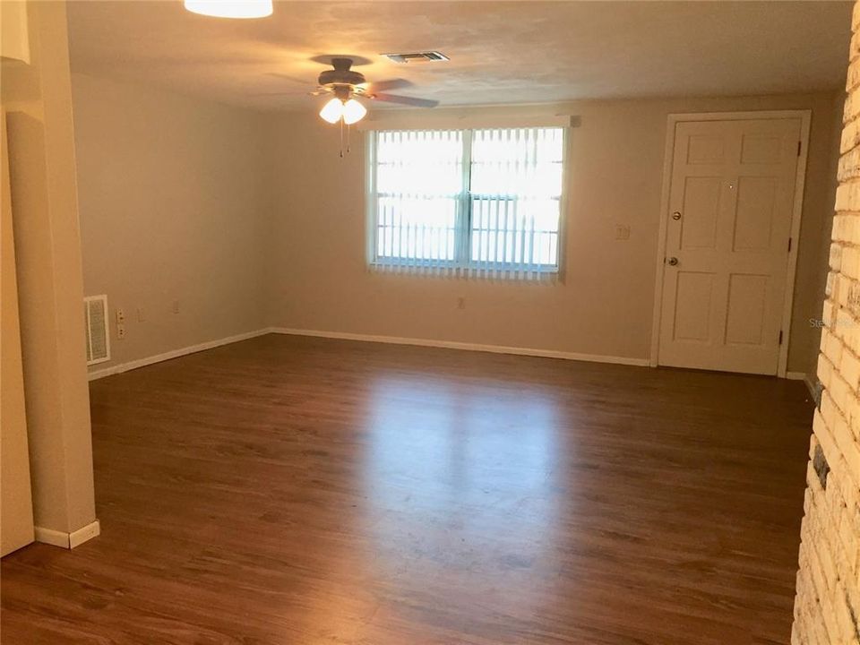 Recently Rented: $1,300 (3 beds, 1 baths, 984 Square Feet)