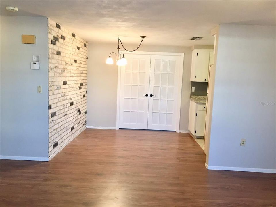 Recently Rented: $1,300 (3 beds, 1 baths, 984 Square Feet)