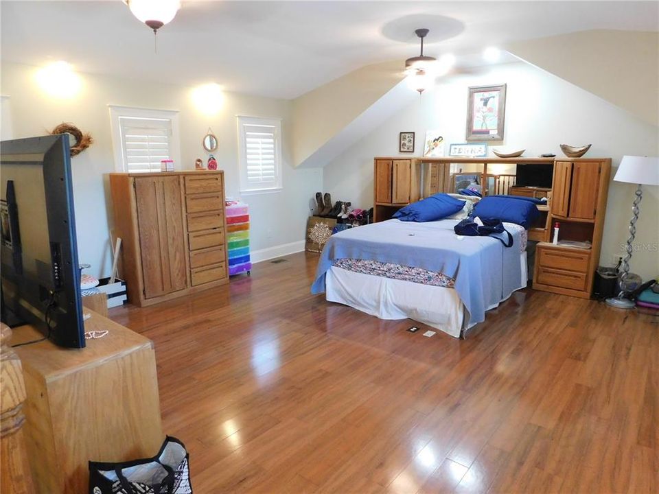 Gleaming, inviting, spacious. Floor outlets for multi-functional use of this loft room.