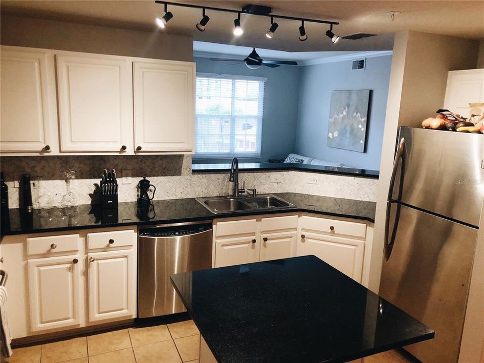 Recently Rented: $2,300 (2 beds, 2 baths, 1073 Square Feet)