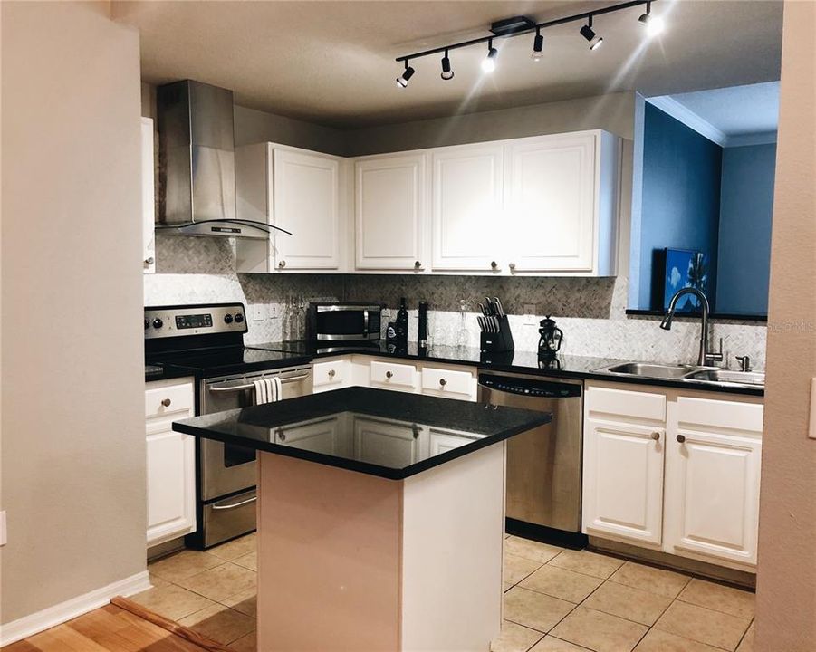 Recently Rented: $2,300 (2 beds, 2 baths, 1073 Square Feet)