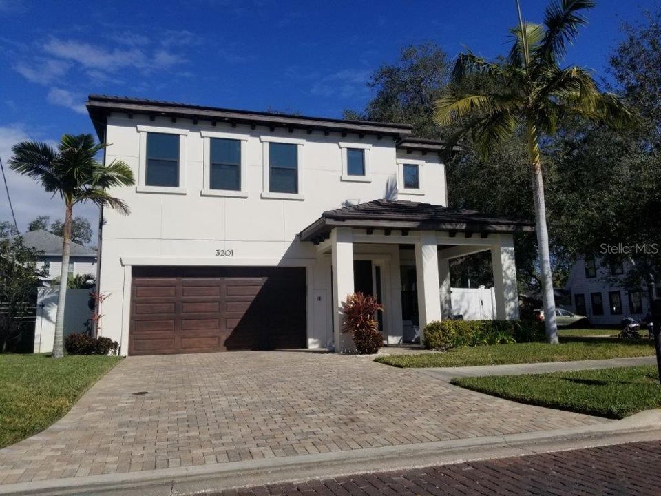 Recently Sold: $819,000 (4 beds, 3 baths, 3128 Square Feet)