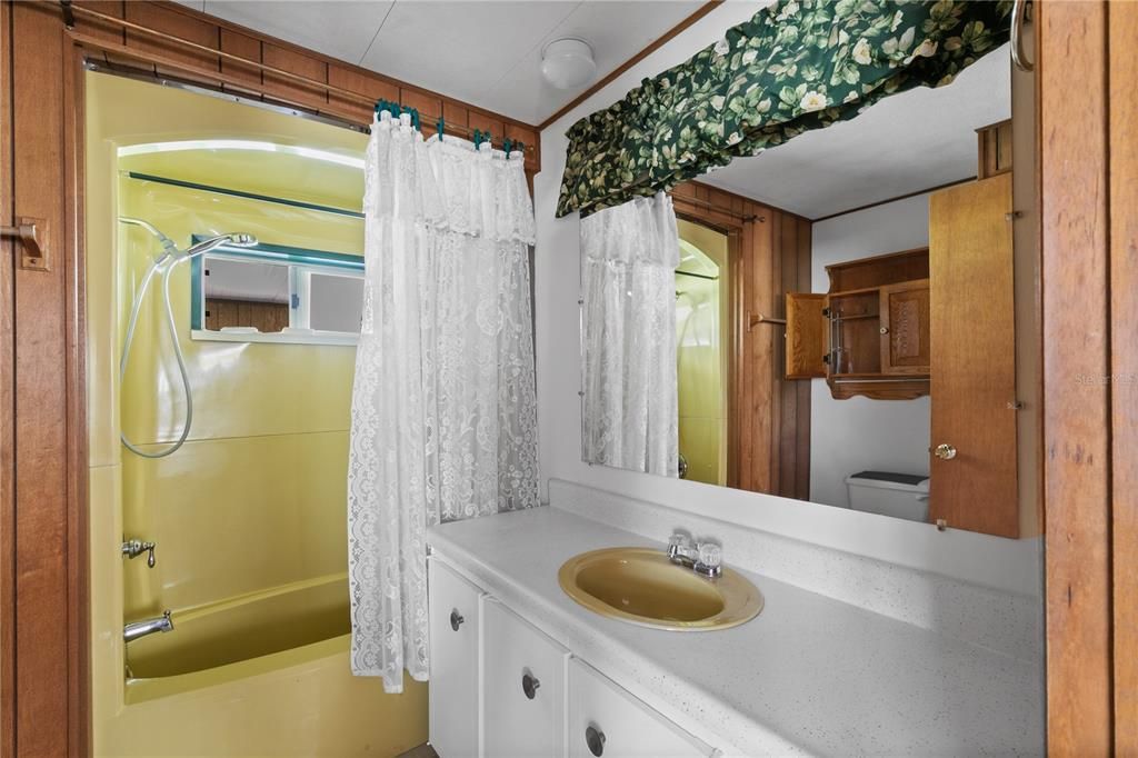 最近售出: $180,000 (2 贝兹, 3 浴室, 1672 平方英尺)