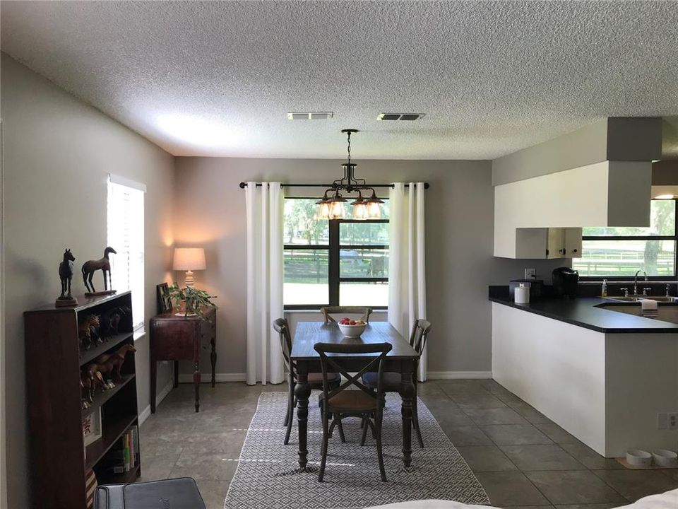 Recently Sold: $425,000 (2 beds, 2 baths, 1323 Square Feet)