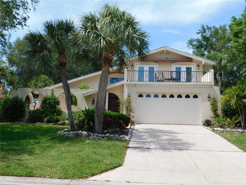 Recently Sold: $650,000 (3 beds, 2 baths, 2288 Square Feet)