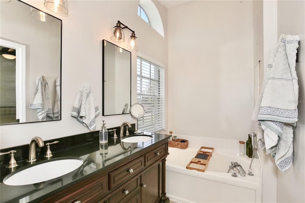 最近售出: $270,000 (3 贝兹, 2 浴室, 1504 平方英尺)