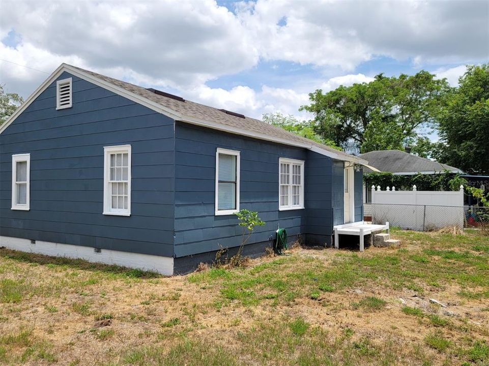 Recently Sold: $139,900 (2 beds, 1 baths, 736 Square Feet)