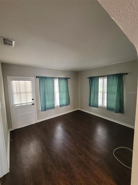 Recently Sold: $139,900 (2 beds, 1 baths, 736 Square Feet)