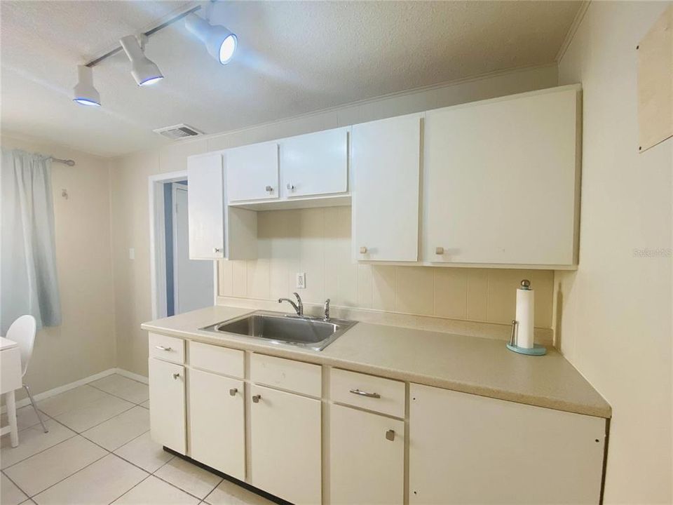 Recently Rented: $1,200 (0 beds, 1 baths, 425 Square Feet)