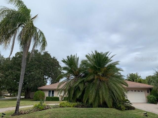 Recently Sold: $850,000 (4 beds, 2 baths, 2757 Square Feet)