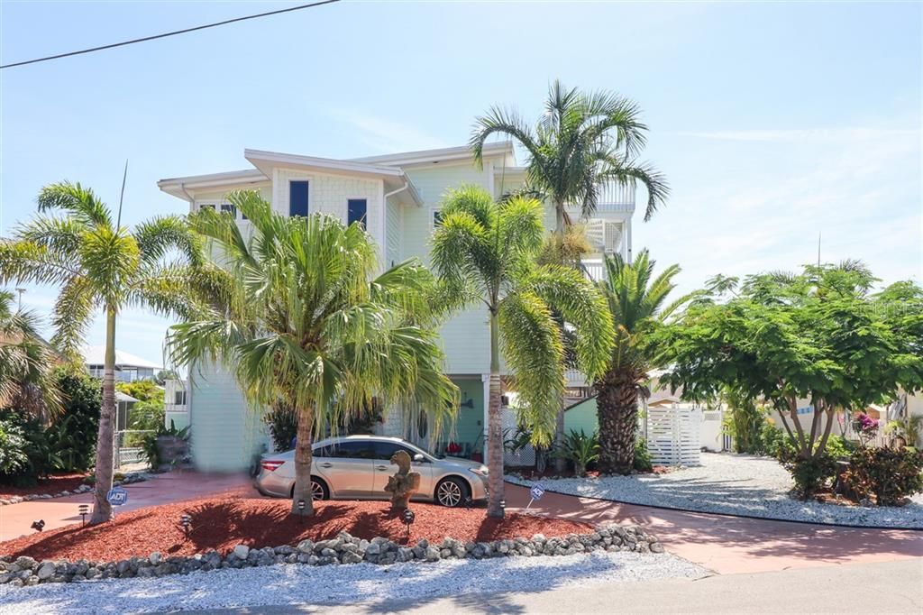 Recently Sold: $899,000 (3 beds, 3 baths, 2060 Square Feet)