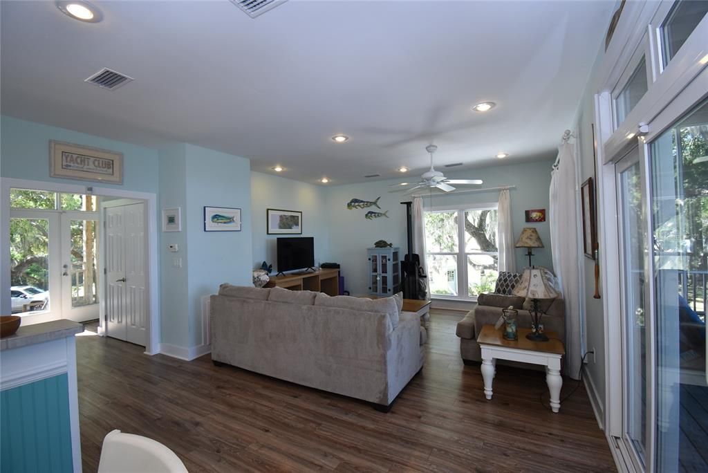 Recently Sold: $675,000 (3 beds, 2 baths, 1560 Square Feet)