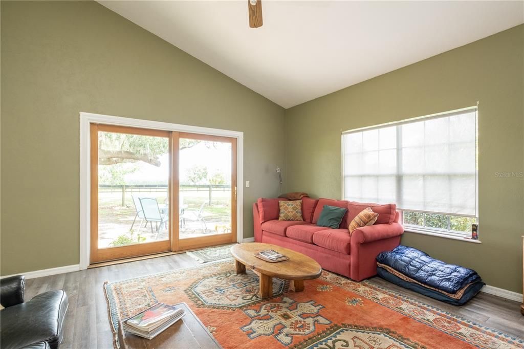 Recently Sold: $935,000 (3 beds, 2 baths, 4712 Square Feet)