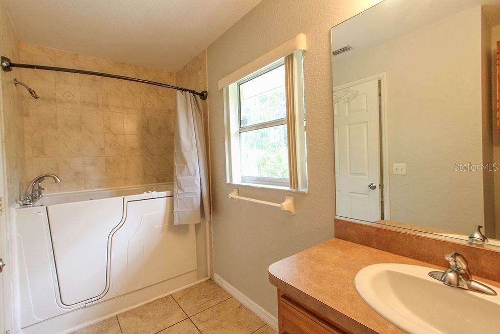 最近售出: $224,500 (3 贝兹, 2 浴室, 1461 平方英尺)