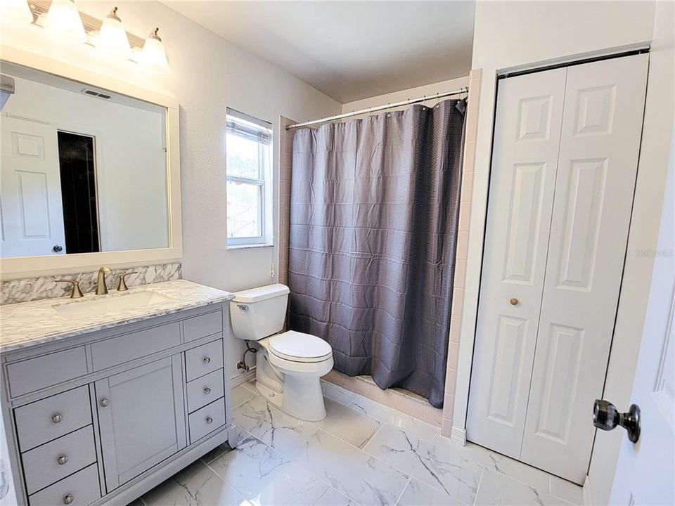 最近售出: $275,000 (3 贝兹, 2 浴室, 1206 平方英尺)