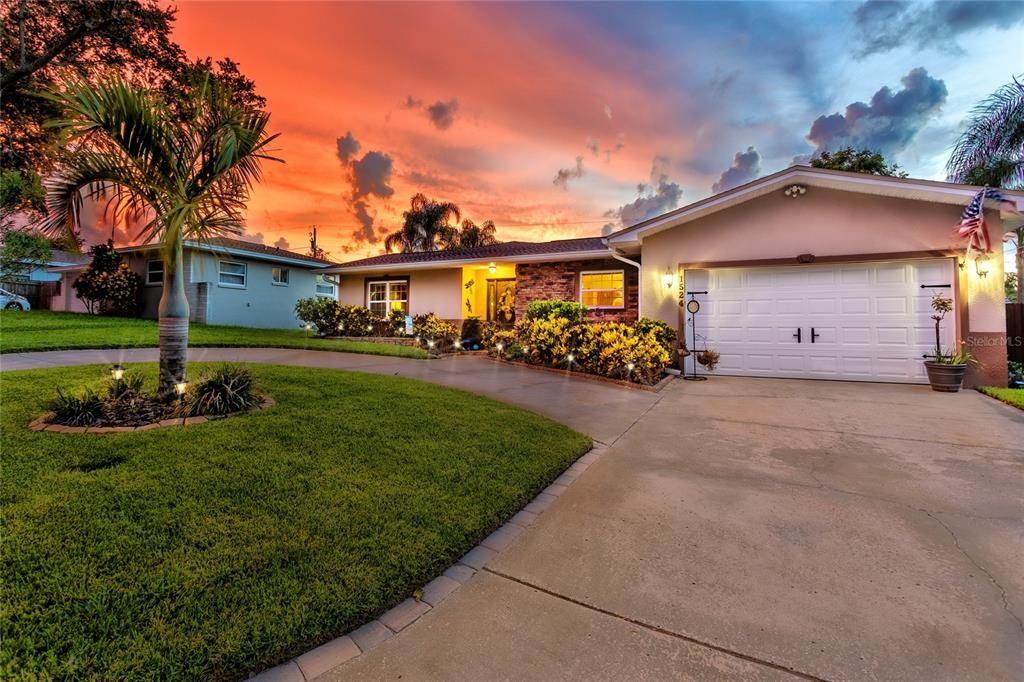 Vendido Recientemente: $450,000 (4 camas, 3 baños, 2027 Pies cuadrados)