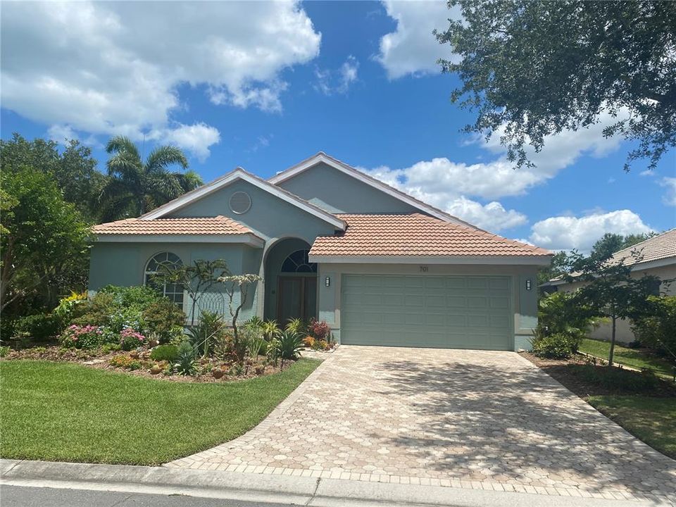 Recently Sold: $639,000 (3 beds, 2 baths, 2174 Square Feet)