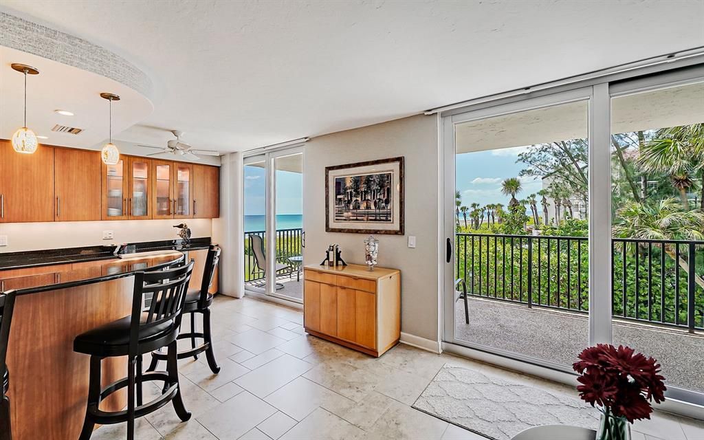 Recently Sold: $915,000 (2 beds, 2 baths, 1551 Square Feet)