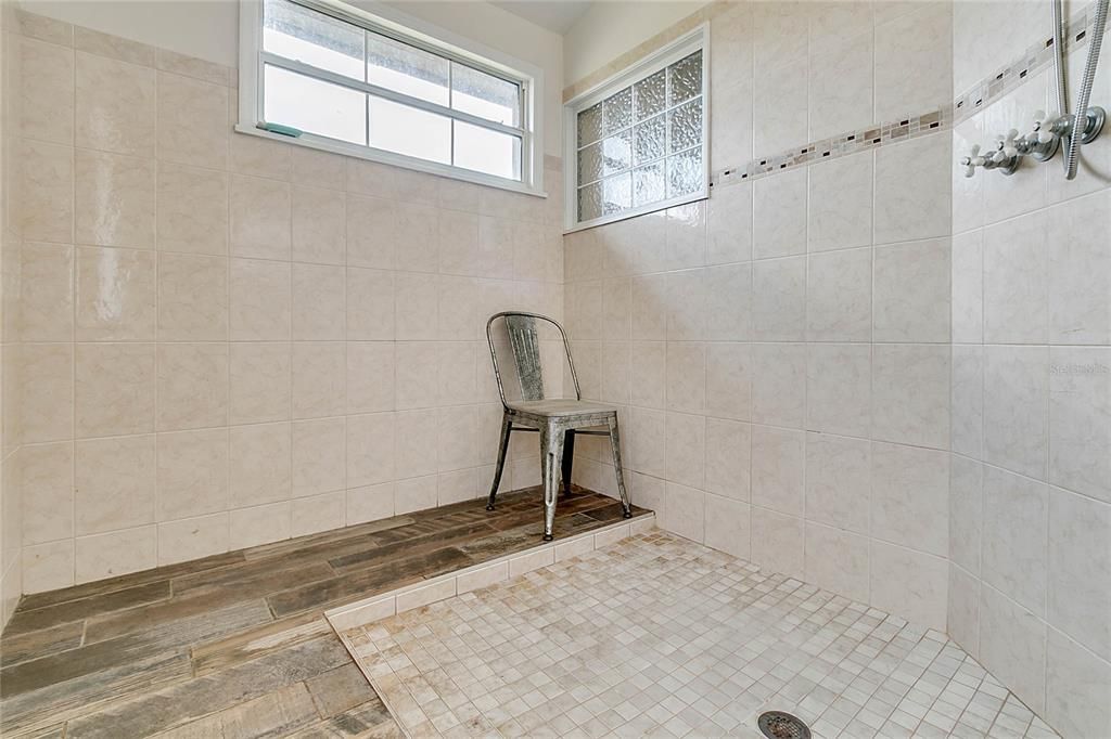 最近售出: $385,000 (3 贝兹, 1 浴室, 1695 平方英尺)