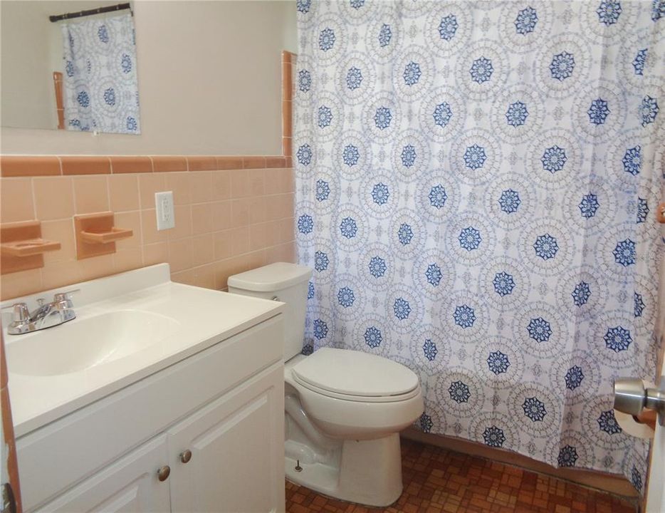 Bathroom with tub/shower