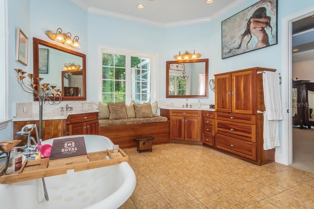 Недавно продано: $1,350,000 (5 спален, 4 ванн, 5897 Квадратных фут)