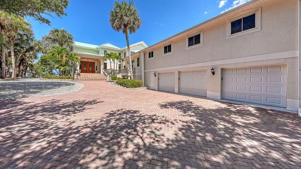 Recently Sold: $3,499,900 (6 beds, 4 baths, 5174 Square Feet)