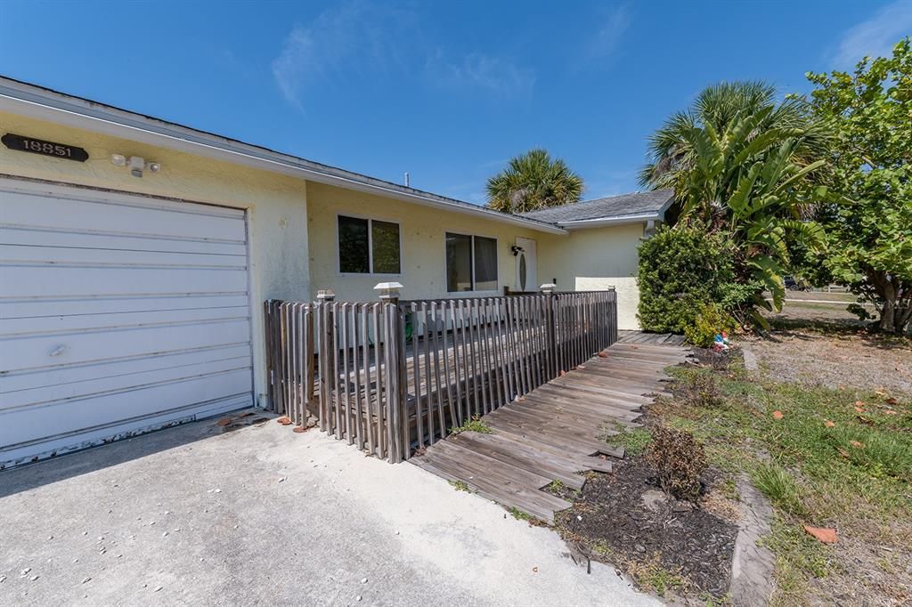 Recently Sold: $184,888 (2 beds, 1 baths, 904 Square Feet)