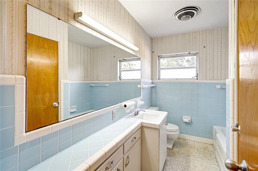 最近售出: $650,000 (5 贝兹, 3 浴室, 3925 平方英尺)