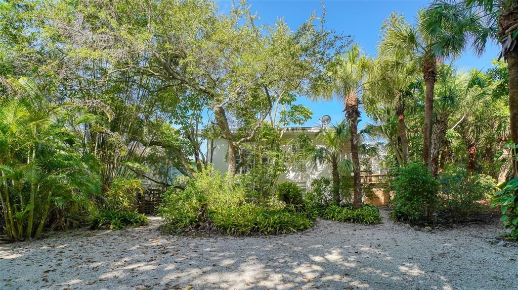 Recently Sold: $3,100,000 (3 beds, 3 baths, 2016 Square Feet)