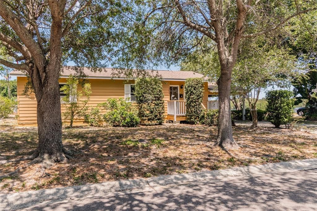 Recently Sold: $200,000 (3 beds, 2 baths, 984 Square Feet)