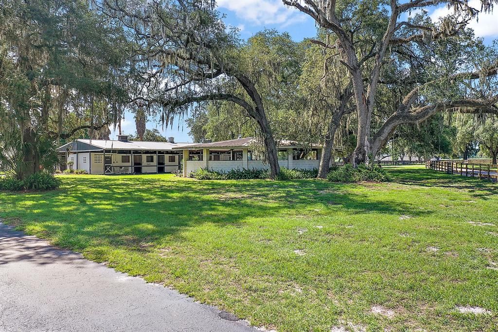 16 stall barn/ Covered/irrigated block round pen