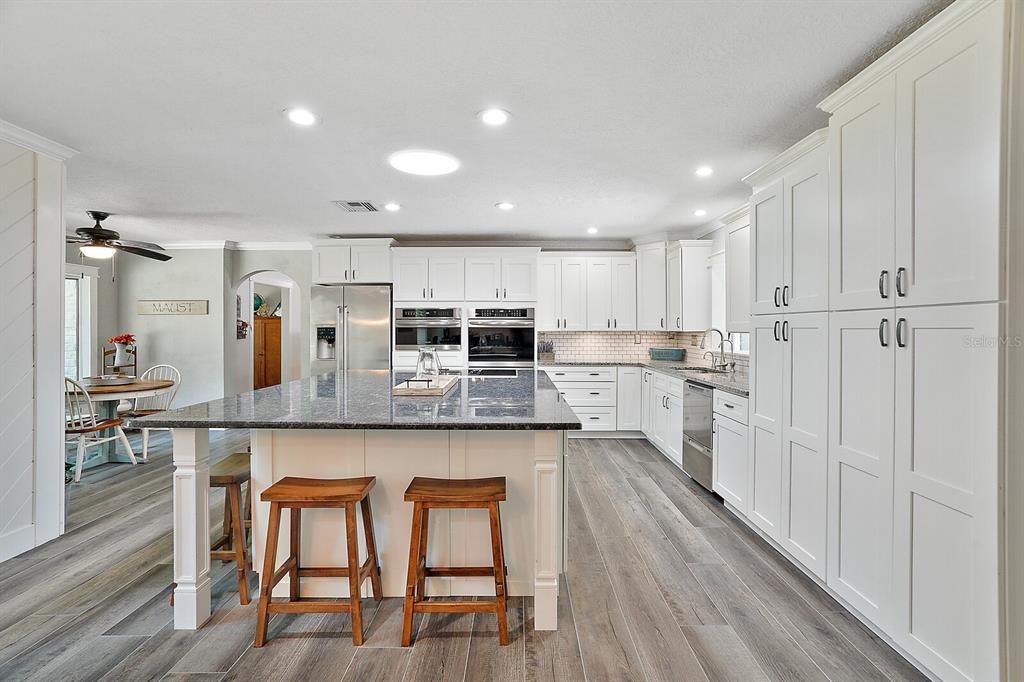 Kitchen w/granite 6x8 kitchen island