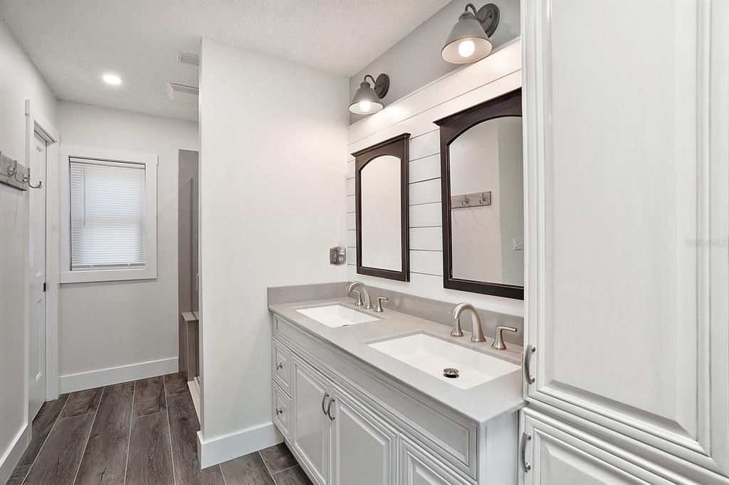 Master bath w/onyx double bowl sinks