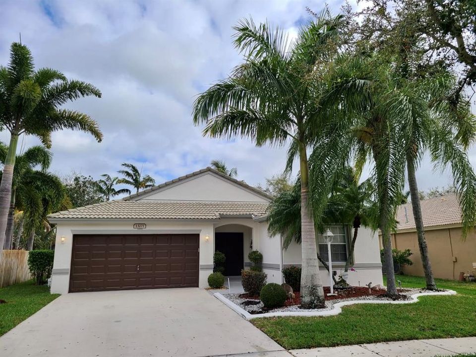 Recently Sold: $465,000 (3 beds, 2 baths, 1456 Square Feet)