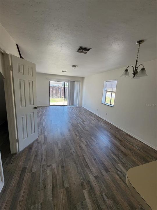 Recently Rented: $995 (2 beds, 1 baths, 1178 Square Feet)