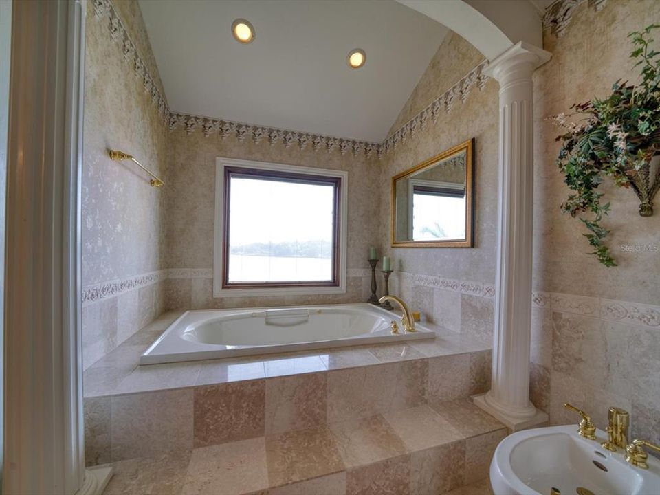 最近售出: $2,745,000 (4 贝兹, 3 浴室, 5100 平方英尺)