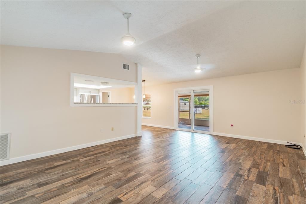 Recently Sold: $299,000 (3 beds, 2 baths, 1398 Square Feet)