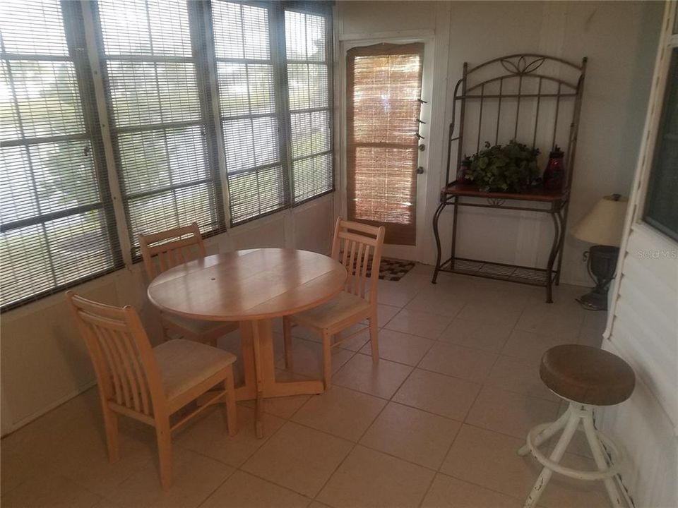 Vendido Recientemente: $93,000 (2 camas, 2 baños, 799 Pies cuadrados)